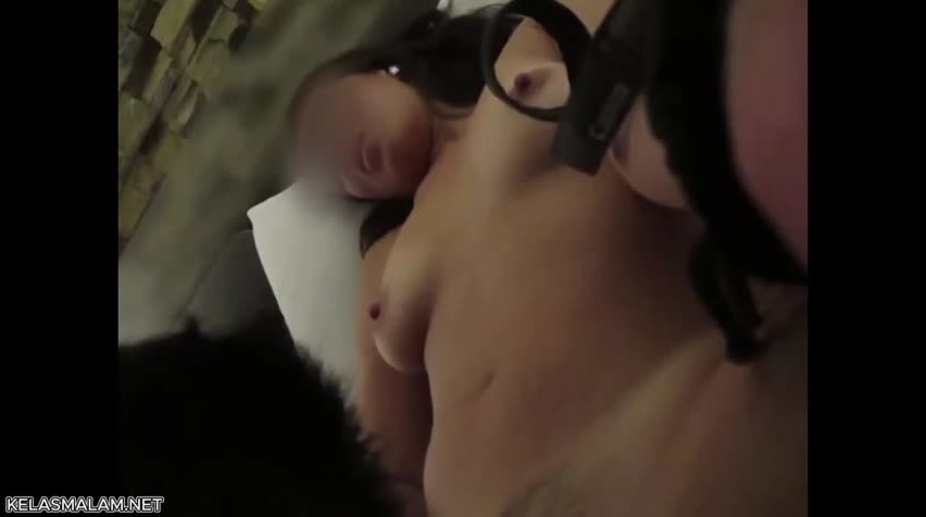 Bokep Indo Mamah Muda Mengerang Keenakan Memeknya Dijilatin