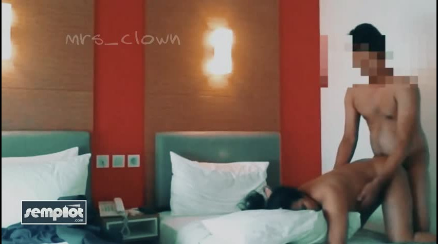 Bokep Indo main sama binor di hotel crot dalam pake kondom